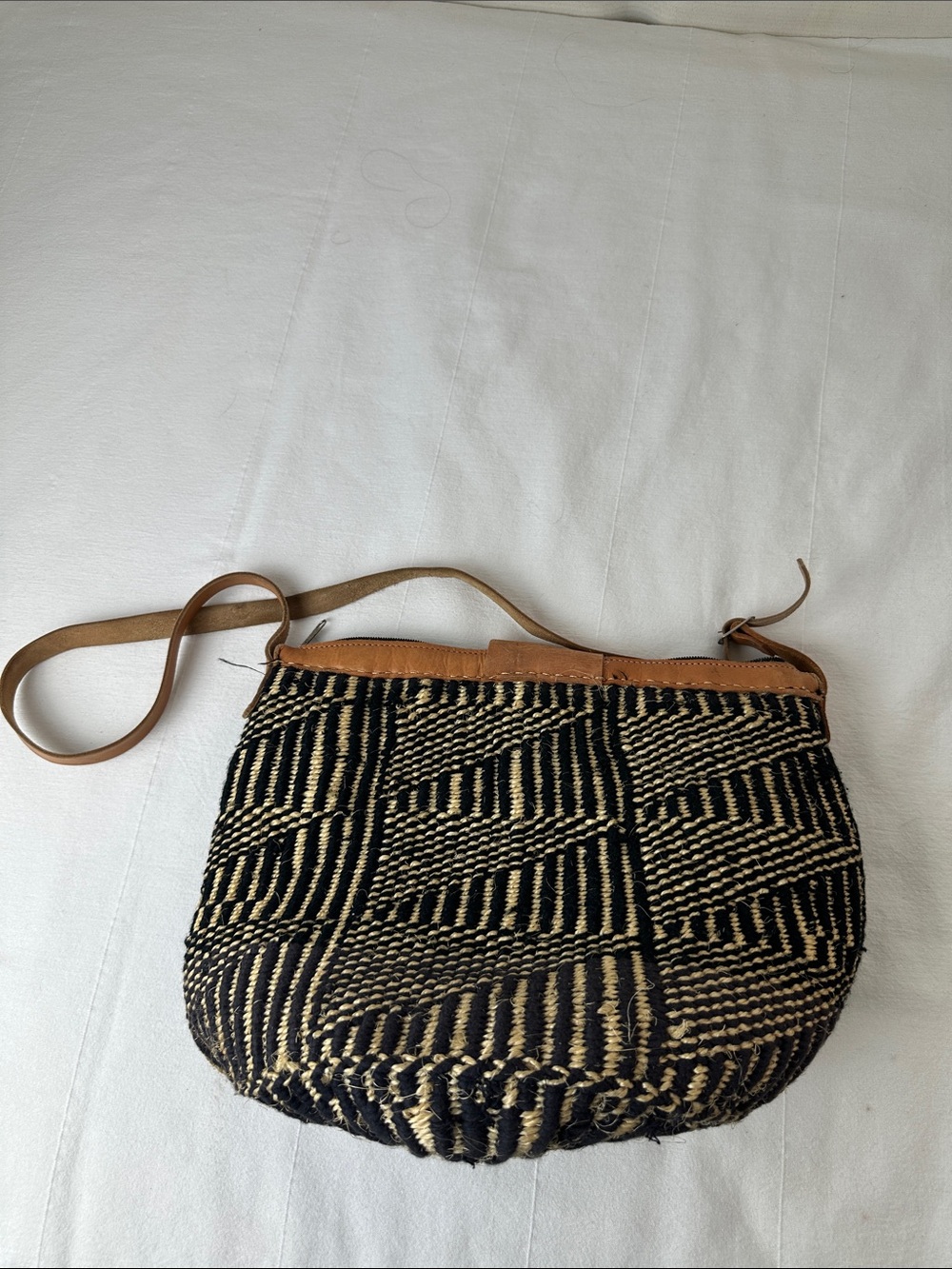 Handwoven Kenyan kiondo Black & Natural Crossbody Bag - Picture 2 of 4